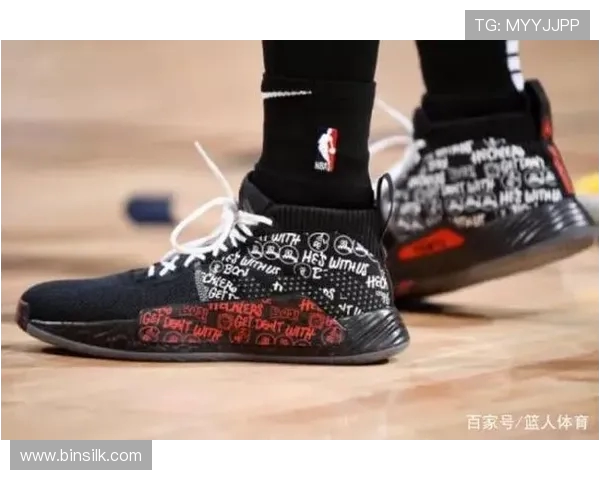 伦纳德今日比赛穿上个人第五代签名鞋NBKawhiV展现全新战靴风采